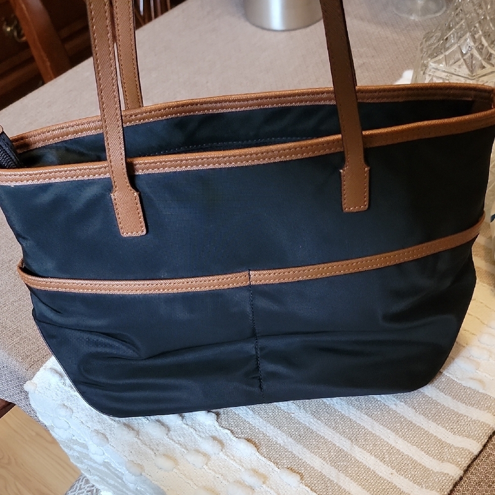 Michael Kors Black and Tan Tote Bag with Elegant Design - Picture 4 of 11